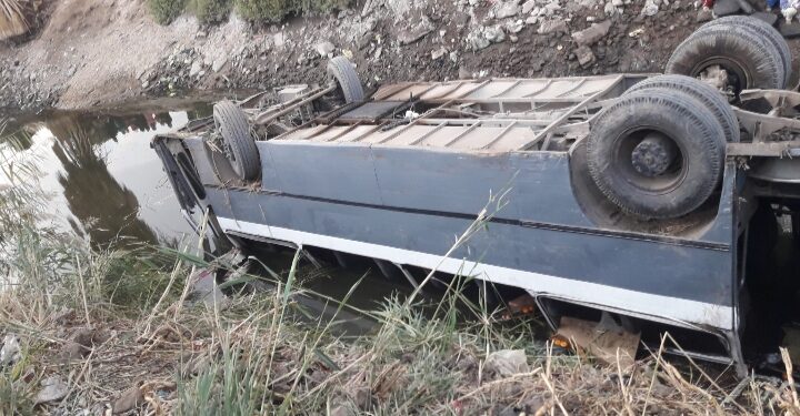 إصابة ١٤ عامل من مصنع سكر ارمنت أثر انقلاب الاتوبيس في ترعه بقرية الرياينه.