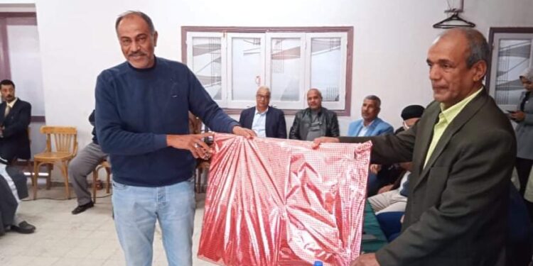 تكريم قائد برتبة انسان لبلوغه سن التقاعد بادارة ارمنت التعليمية