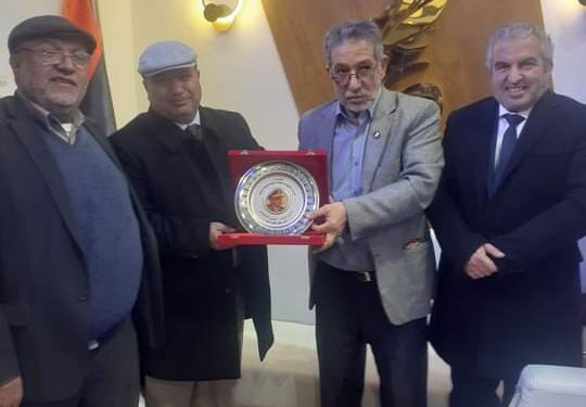 فرع ادارة المطبوعات والمصنفات الفنية بالمنطقة الشرقية ومؤسسة برنيق للصحافة والإعلام تكرم المشير خليفة حفتر