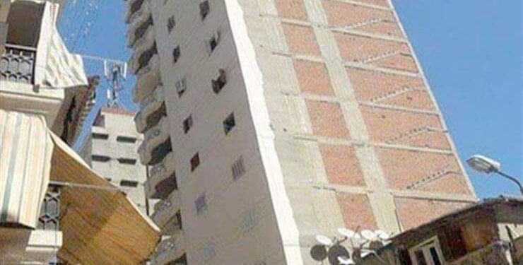 ميل أحد العقارات مكون من 3 طوابق فى ميدان العارف بسوهاج