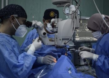 إجراء عملية جراحية مع طيب  الزائر بمستشفى بنغازى التعليمى لطب وجراحة العيون