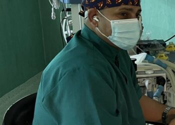 استشارى كل وجراحة العيون  دكتور حماد الجازوى يواصل عمليات مع الطبيب الزائر