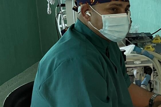 استشارى طب جراحة العيون دكتور حماد الجازوى يواصل عمليات مع الطبيب الزائر