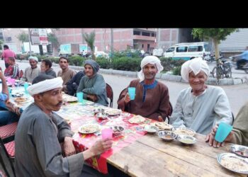 روماني رمزي مسيحي اقصري يقيم  مائدة الرحمن طوال الشهر الكريم