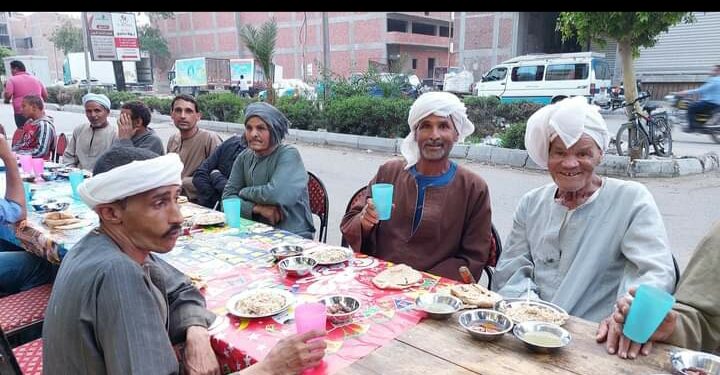 روماني رمزي مسيحي اقصري يقيم مائدة الرحمن طوال الشهر الكريم