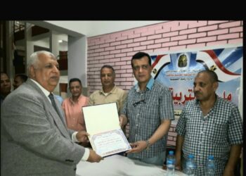 وكيل وزارة التربية والتعليم بالأقصر يكرم فتحي في حفل الفكرية بأرمنت