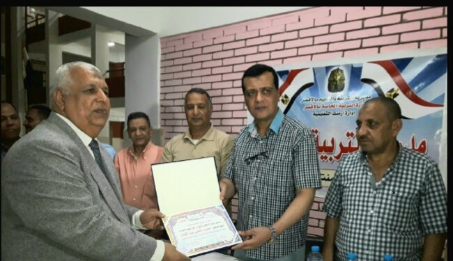 وكيل وزارة التربية والتعليم بالأقصر يكرم فتحي في حفل الفكرية بأرمنت