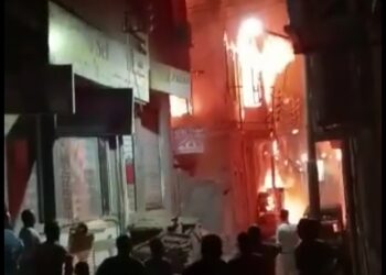 النيران تلتهم عقار من خمس طوابق بإسنا