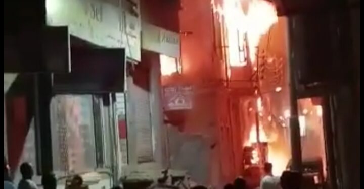 النيران تلتهم عقار من خمس طوابق بإسنا