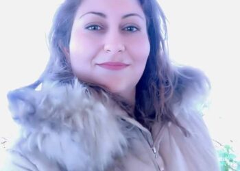 مهاجرة في غابة من ضوء المطر