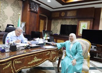 النائب سلوى أبوالوفا ….تناقش مطالب الجماهير مع محافظ المنيا