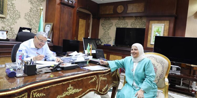 النائب سلوى أبوالوفا ….تناقش مطالب الجماهير مع محافظ المنيا