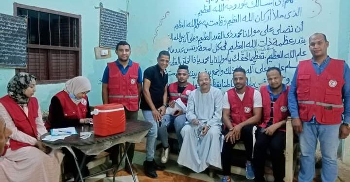 الهلال الأحمر المصري بالأقصر ينظم حملة تطعيمات بقرية الديمقراط بأرمنت.