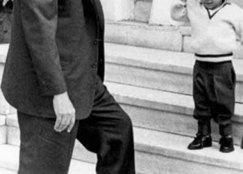 مديرة المدرسة… تستدعى الزعيم جمال عبدالناصر …. ك(ولي أمر )