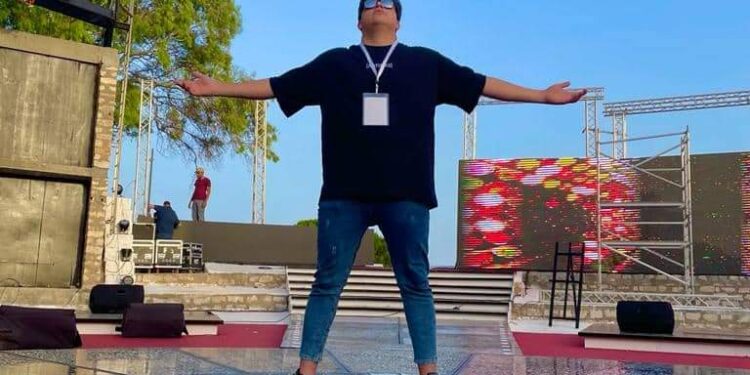 محمدكردي ميدو يقدم عرض ستانداب كوميدي يثير الجدل تقرير دعاء وعل