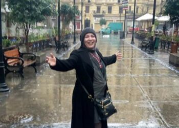 علي كتفي يطبطب المطر.نادية حجاج القيثاره