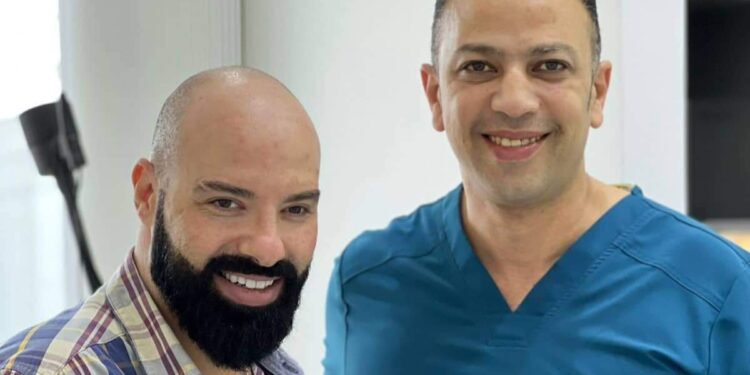 الفنان ماهر الشيخ والدكتور أحمد عبد السلام في المجمع الملكي الطبي في مسقط