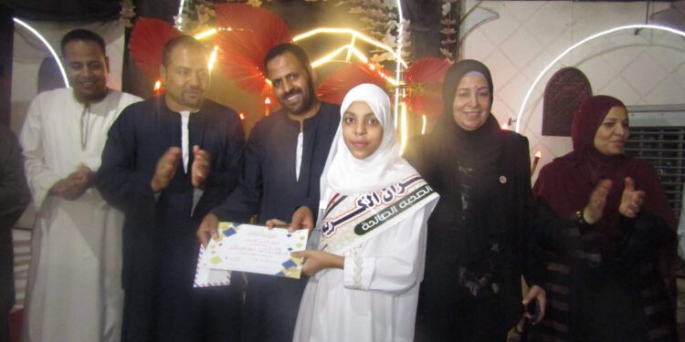 فريق الصحبه الصالحه يكرم حفظه القران الكريم بقاعه السمرى بإسناللمغفور لهما ايمان زكريا وعبير .