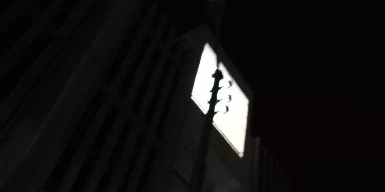  ظلام قرية السلام بأرمنت وحرمانها من الاضاءة والهواء.