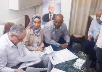 شركة السكر تكرم بنت  ارمنت الحيط بعد تكريمها من رئيس الجامعه . .