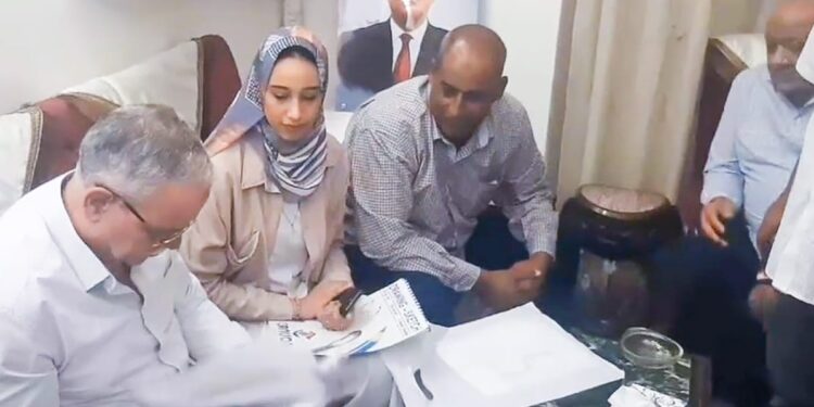 شركة السكر تكرم بنت ارمنت الحيط بعد تكريمها من رئيس الجامعه . .