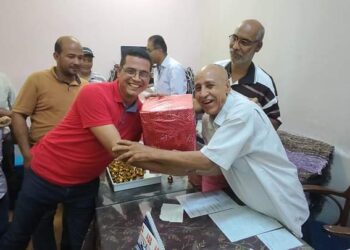 الاجهزة الدقيقة بمصانع سكر ارمنت تحتفل بالحساني لبلوغه سن التقاعد .