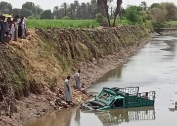 مصرع طفل واصابة عشرة اشخاص اثر انقلاب سيارة عفش عروس بالزينية .