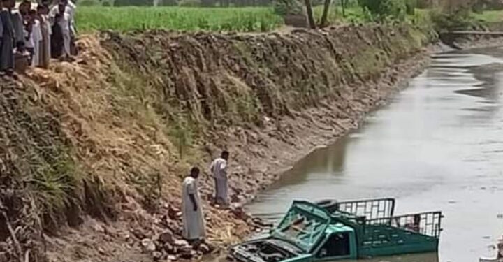 مصرع طفل واصابة عشرة اشخاص اثر انقلاب سيارة عفش عروس بالزينية .