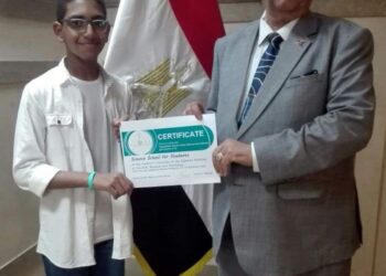 رئيس جامعة الأقصر يكرم طالبا بجامعة الطفل لفوزه برحلة علمية لروسيا.