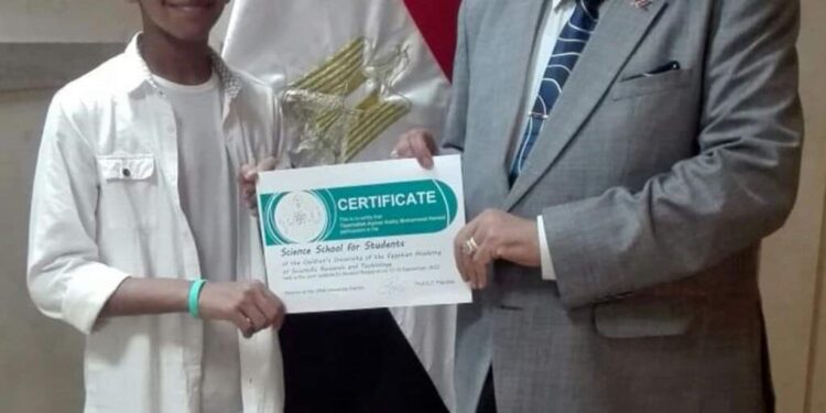 رئيس جامعة الأقصر يكرم طالبا بجامعة الطفل لفوزه برحلة علمية لروسيا.