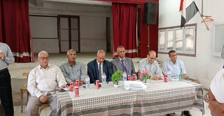 إدارة ارمنت التعليمية بكل كوادرها تكرم سيد لبلوغه سن التقاعد.