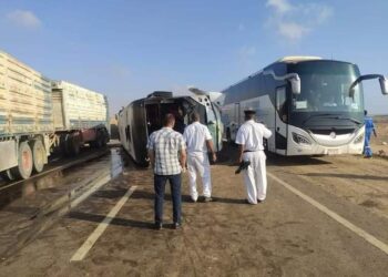 اصابة ٤٩ شخص اثر انقلاب اتوبيس بالبحر الاحمر