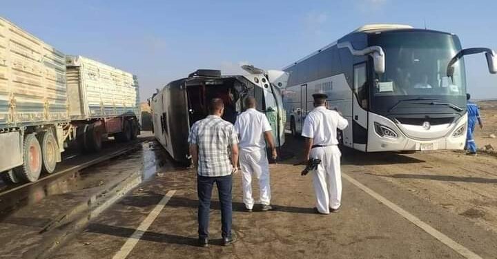 اصابة ٤٩ شخص اثر انقلاب اتوبيس بالبحر الاحمر