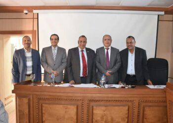 رئيس جامعة الأقصر يتفقد أعمال لجنة الاستماع للمتقدمين لوظائف أعضاء هيئة التدريس بكلية الطب