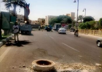 رئيس مدينة الأقصر يواصل إستجابتة لحل شكاوى المواطنين بخصوص أغطية بلوعات الصرف