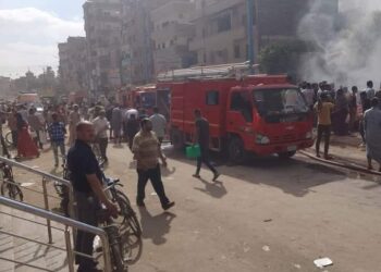 النيران تلتهم معرض ملابس بأبي قرقاص بالمنيا.