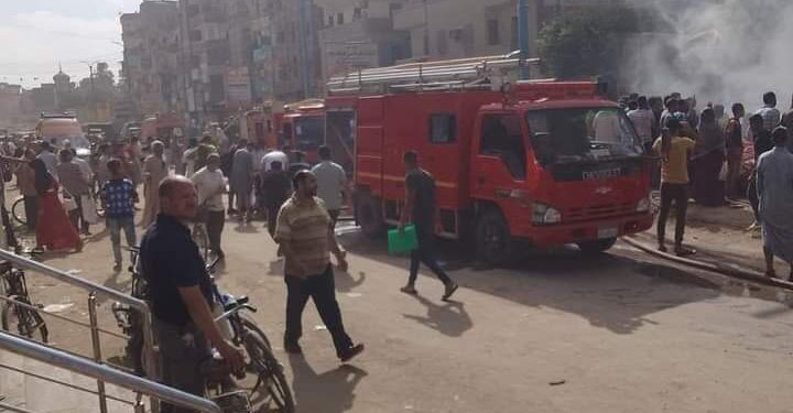 النيران تلتهم معرض ملابس بأبي قرقاص بالمنيا.