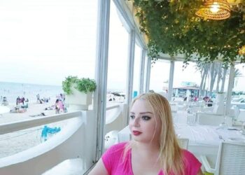 بين المرايا ،،،، الكاتبة ريم قمري