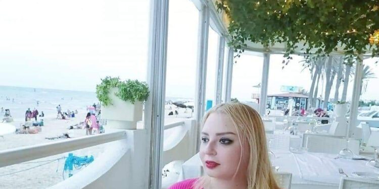 بين المرايا ،،،، الكاتبة ريم قمري