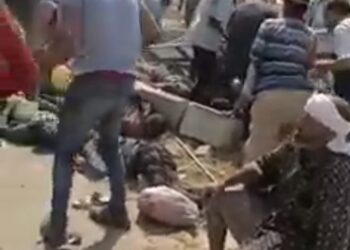 مصرع شخصين وإصابة 31 في حادث انقلاب سيارة نقل بطريق مدينة أخميم الجديدة.