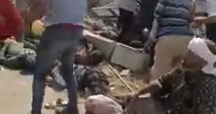 مصرع شخصين وإصابة 31 في حادث انقلاب سيارة نقل بطريق مدينة أخميم الجديدة.