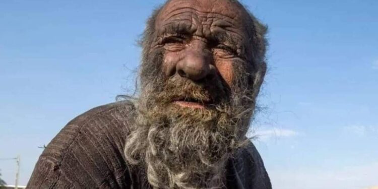 وفاة “الرجل المكنّى “عمو حاجي” الذي لم يستحم على مدى أكثر من نصف قرن في إيران