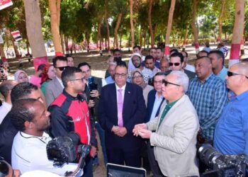 محافظ الأقصر يلتقي المغامر علي عبده صاحب مبادرة ” رحلة الي قمة المناخ