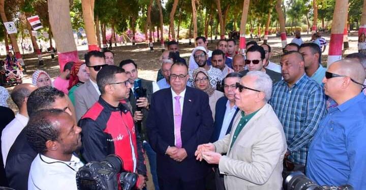 محافظ الأقصر يلتقي المغامر علي عبده صاحب مبادرة ” رحلة الي قمة المناخ