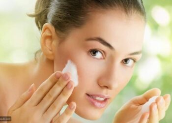 كيف تؤثر الظواهر الجوية المتطرفة على البشرة؟