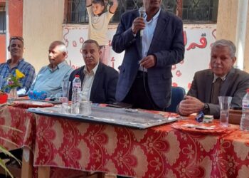 مدرسة عمر بن الخطاب بقرية المريس تكرم حفني لبلوغه سن التقاعد