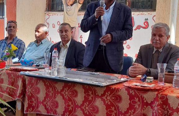 مدرسة عمر بن الخطاب بقرية المريس تكرم حفني لبلوغه سن التقاعد