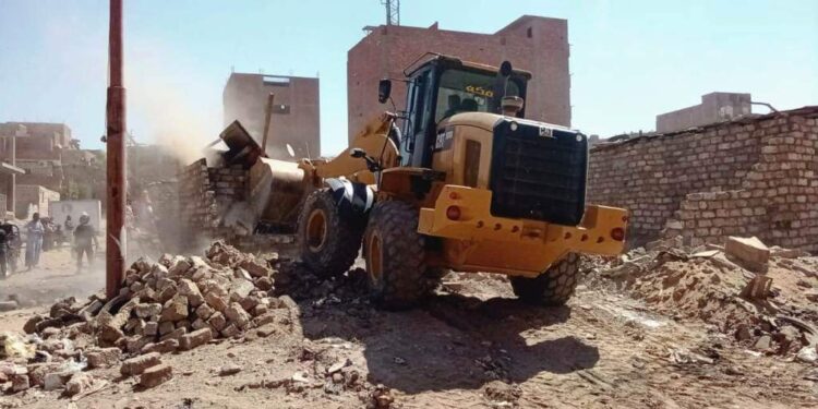 أشرف عطية : إزالة 9 حالات تعدى بمدينة أسوان ضمن الموجه الـ 20