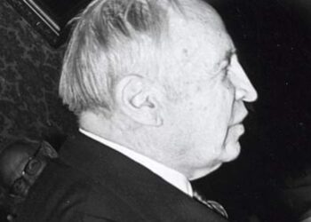 جون فان فليك صاحب إنجاز فهم مفاعلة الإلكترونات في المواد الصلبة المغناطيسية مع من تقاسم جائزة نوبل