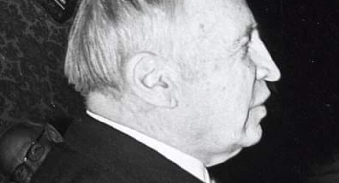 جون فان فليك صاحب إنجاز فهم مفاعلة الإلكترونات في المواد الصلبة المغناطيسية مع من تقاسم جائزة نوبل